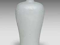 A chinese white-glazed meiping vase, moulded with a lion mask in low relief, marked kangxi, h 15,7 cm - afbeelding 4 van  6