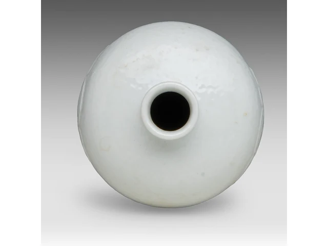 A chinese white-glazed meiping vase, moulded with a lion mask in low relief, marked kangxi, h 15,7 cm - afbeelding 5 van  6