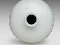 A chinese white-glazed meiping vase, moulded with a lion mask in low relief, marked kangxi, h 15,7 cm - afbeelding 5 van  6