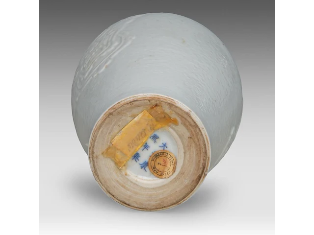 A chinese white-glazed meiping vase, moulded with a lion mask in low relief, marked kangxi, h 15,7 cm - afbeelding 6 van  6