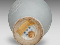 A chinese white-glazed meiping vase, moulded with a lion mask in low relief, marked kangxi, h 15,7 cm - afbeelding 6 van  6