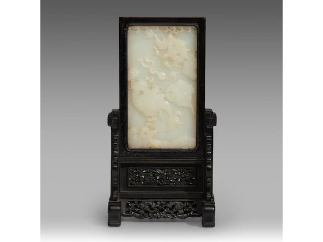 A chinese white jade 'dragon' plaque and hardwood table screen, republic period, total 26,3 x 14 cm - afbeelding 1 van  7