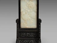 A chinese white jade 'dragon' plaque and hardwood table screen, republic period, total 26,3 x 14 cm