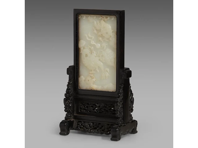 A chinese white jade 'dragon' plaque and hardwood table screen, republic period, total 26,3 x 14 cm - afbeelding 2 van  7