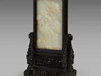 A chinese white jade 'dragon' plaque and hardwood table screen, republic period, total 26,3 x 14 cm - afbeelding 2 van  7