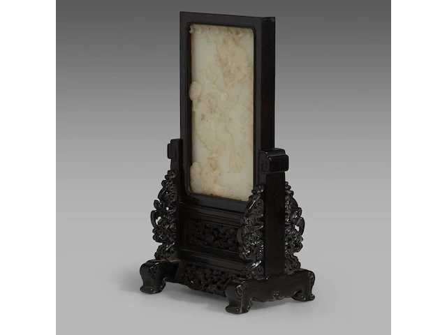 A chinese white jade 'dragon' plaque and hardwood table screen, republic period, total 26,3 x 14 cm - afbeelding 3 van  7