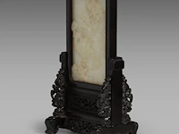 A chinese white jade 'dragon' plaque and hardwood table screen, republic period, total 26,3 x 14 cm - afbeelding 3 van  7