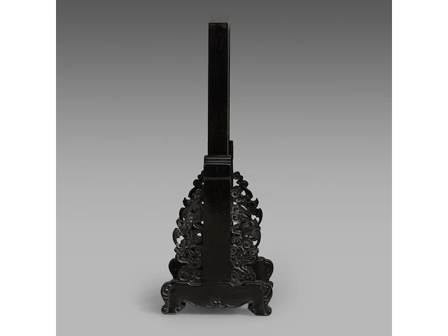 A chinese white jade 'dragon' plaque and hardwood table screen, republic period, total 26,3 x 14 cm - afbeelding 4 van  7