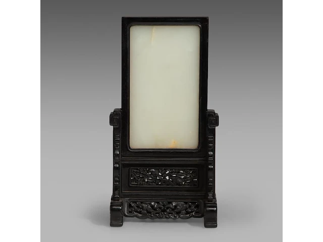 A chinese white jade 'dragon' plaque and hardwood table screen, republic period, total 26,3 x 14 cm - afbeelding 5 van  7