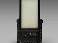 A chinese white jade 'dragon' plaque and hardwood table screen, republic period, total 26,3 x 14 cm - afbeelding 5 van  7