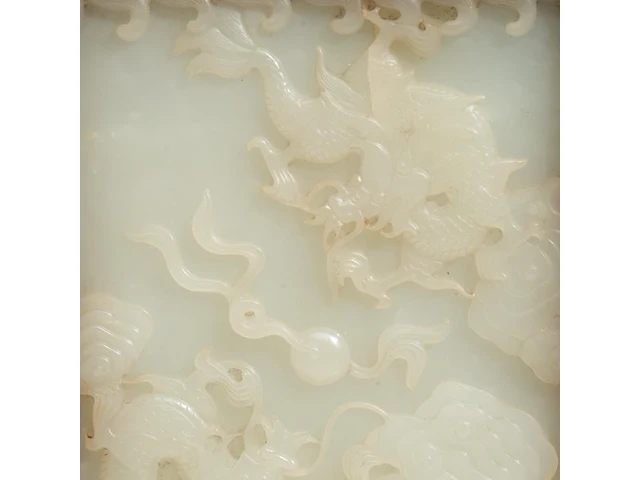 A chinese white jade 'dragon' plaque and hardwood table screen, republic period, total 26,3 x 14 cm - afbeelding 6 van  7