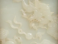 A chinese white jade 'dragon' plaque and hardwood table screen, republic period, total 26,3 x 14 cm - afbeelding 6 van  7