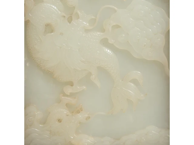 A chinese white jade 'dragon' plaque and hardwood table screen, republic period, total 26,3 x 14 cm - afbeelding 7 van  7
