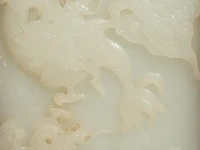 A chinese white jade 'dragon' plaque and hardwood table screen, republic period, total 26,3 x 14 cm - afbeelding 7 van  7