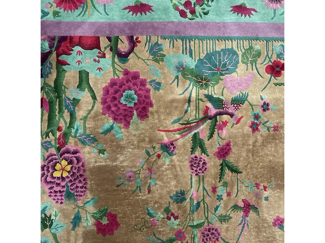 A chinese woollen rug, decorated with flower branches and various birds 358 x 268 cm. (140.93 x 105.51 in.) - afbeelding 2 van  11