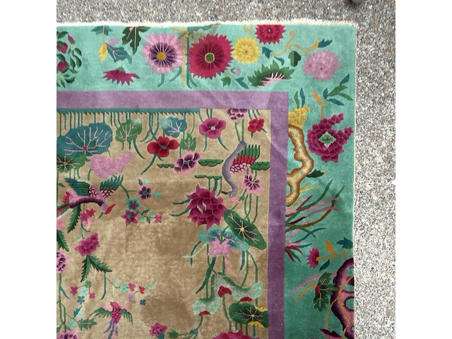 A chinese woollen rug, decorated with flower branches and various birds 358 x 268 cm. (140.93 x 105.51 in.) - afbeelding 3 van  11