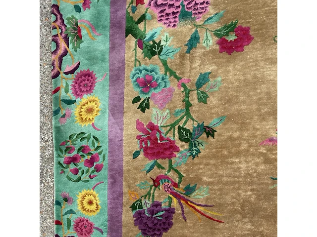 A chinese woollen rug, decorated with flower branches and various birds 358 x 268 cm. (140.93 x 105.51 in.) - afbeelding 10 van  11