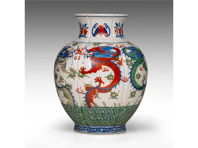 A chinese wucai 'dragons' begonia-shaped vase, with a jiaqing mark, republic period, h 33 cm - afbeelding 1 van  6