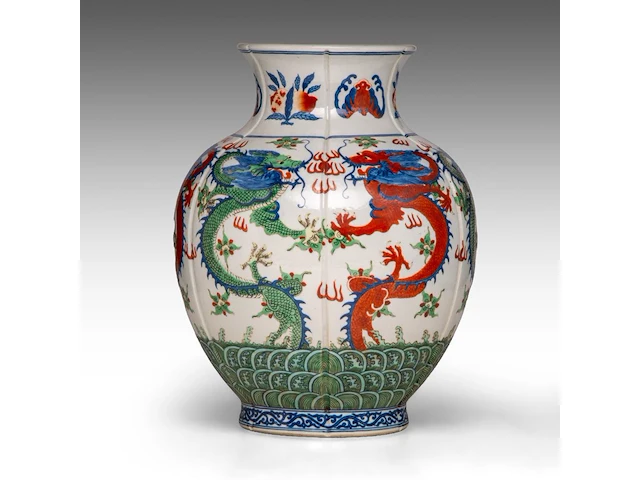 A chinese wucai 'dragons' begonia-shaped vase, with a jiaqing mark, republic period, h 33 cm - afbeelding 2 van  6