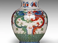A chinese wucai 'dragons' begonia-shaped vase, with a jiaqing mark, republic period, h 33 cm - afbeelding 2 van  6