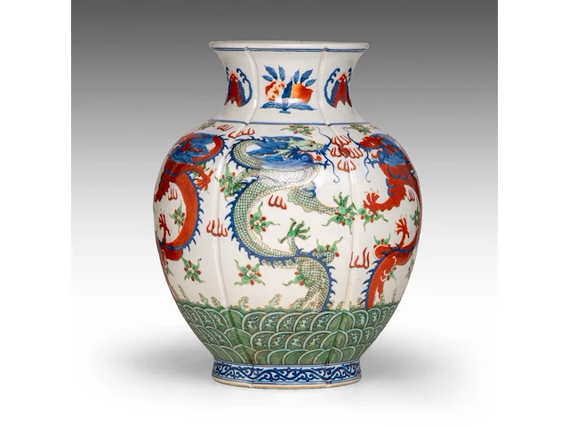 A chinese wucai 'dragons' begonia-shaped vase, with a jiaqing mark, republic period, h 33 cm - afbeelding 3 van  6