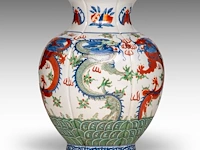 A chinese wucai 'dragons' begonia-shaped vase, with a jiaqing mark, republic period, h 33 cm - afbeelding 3 van  6