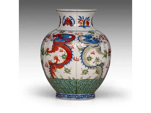 A chinese wucai 'dragons' begonia-shaped vase, with a jiaqing mark, republic period, h 33 cm - afbeelding 4 van  6