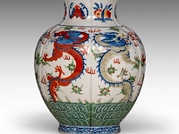 A chinese wucai 'dragons' begonia-shaped vase, with a jiaqing mark, republic period, h 33 cm - afbeelding 4 van  6