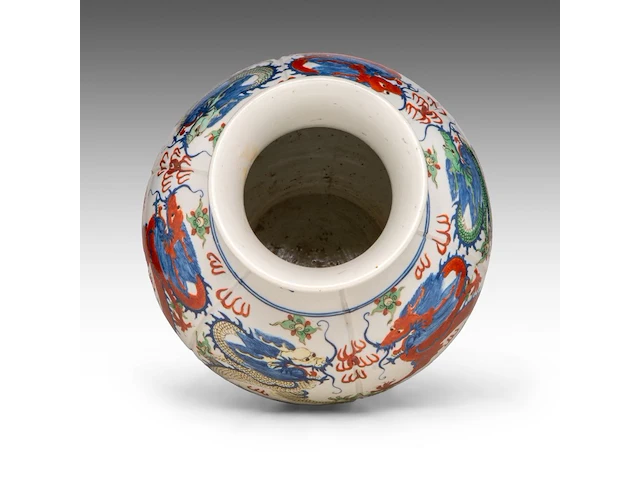 A chinese wucai 'dragons' begonia-shaped vase, with a jiaqing mark, republic period, h 33 cm - afbeelding 5 van  6