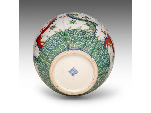 A chinese wucai 'dragons' begonia-shaped vase, with a jiaqing mark, republic period, h 33 cm - afbeelding 6 van  6
