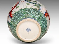 A chinese wucai 'dragons' begonia-shaped vase, with a jiaqing mark, republic period, h 33 cm - afbeelding 6 van  6