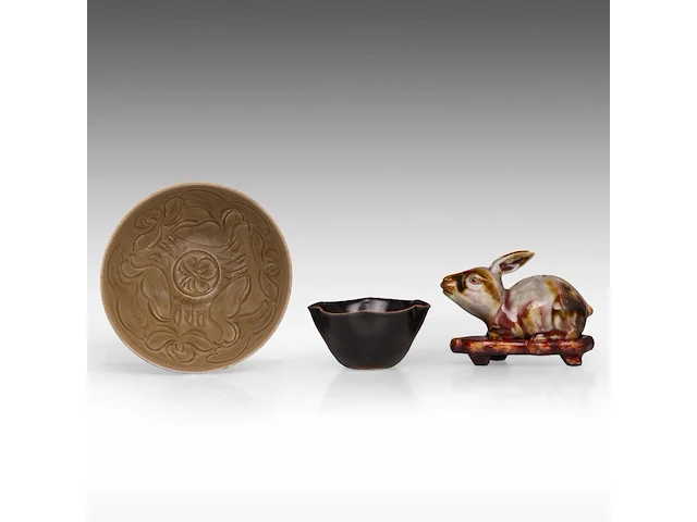 A chinese yaozhou ware and a jian ware teabowl, together with a flambé-glazed rabbit, republic period, h 5,8 - ø 10,8 cm / h 7,4 - ø 17,7 cm / total h 11 - l 14,5 cm - afbeelding 1 van  5