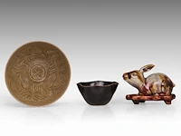 A chinese yaozhou ware and a jian ware teabowl, together with a flambé-glazed rabbit, republic period, h 5,8 - ø 10,8 cm / h 7,4 - ø 17,7 cm / total h 11 - l 14,5 cm