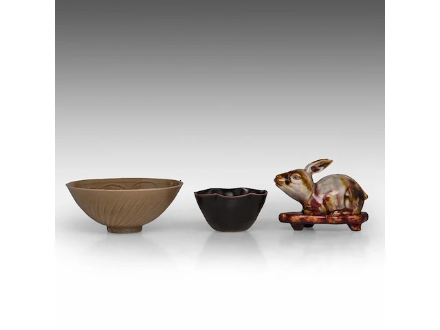 A chinese yaozhou ware and a jian ware teabowl, together with a flambé-glazed rabbit, republic period, h 5,8 - ø 10,8 cm / h 7,4 - ø 17,7 cm / total h 11 - l 14,5 cm - afbeelding 2 van  5