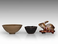 A chinese yaozhou ware and a jian ware teabowl, together with a flambé-glazed rabbit, republic period, h 5,8 - ø 10,8 cm / h 7,4 - ø 17,7 cm / total h 11 - l 14,5 cm - afbeelding 2 van  5