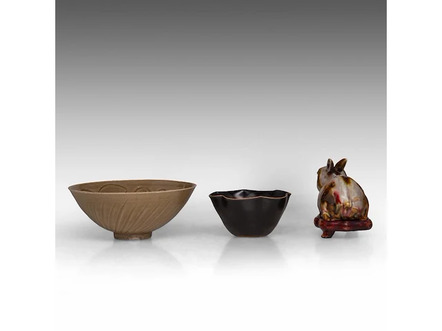 A chinese yaozhou ware and a jian ware teabowl, together with a flambé-glazed rabbit, republic period, h 5,8 - ø 10,8 cm / h 7,4 - ø 17,7 cm / total h 11 - l 14,5 cm - afbeelding 3 van  5