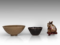 A chinese yaozhou ware and a jian ware teabowl, together with a flambé-glazed rabbit, republic period, h 5,8 - ø 10,8 cm / h 7,4 - ø 17,7 cm / total h 11 - l 14,5 cm - afbeelding 3 van  5