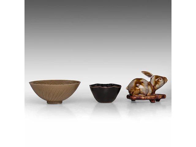 A chinese yaozhou ware and a jian ware teabowl, together with a flambé-glazed rabbit, republic period, h 5,8 - ø 10,8 cm / h 7,4 - ø 17,7 cm / total h 11 - l 14,5 cm - afbeelding 4 van  5