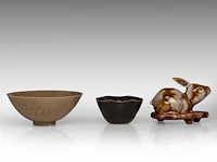 A chinese yaozhou ware and a jian ware teabowl, together with a flambé-glazed rabbit, republic period, h 5,8 - ø 10,8 cm / h 7,4 - ø 17,7 cm / total h 11 - l 14,5 cm - afbeelding 4 van  5