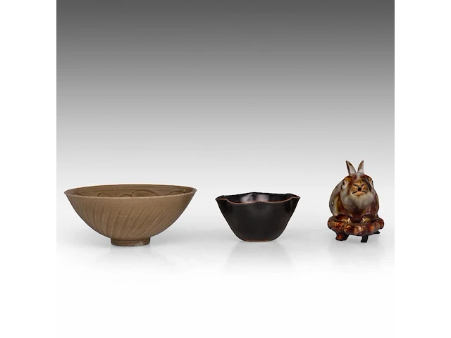 A chinese yaozhou ware and a jian ware teabowl, together with a flambé-glazed rabbit, republic period, h 5,8 - ø 10,8 cm / h 7,4 - ø 17,7 cm / total h 11 - l 14,5 cm - afbeelding 5 van  5