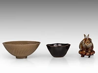 A chinese yaozhou ware and a jian ware teabowl, together with a flambé-glazed rabbit, republic period, h 5,8 - ø 10,8 cm / h 7,4 - ø 17,7 cm / total h 11 - l 14,5 cm - afbeelding 5 van  5