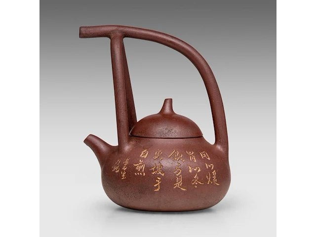 A chinese yixing zisha high handled teapot and cover, incl. inscriptions, marked, total h 16 cm - afbeelding 1 van  10