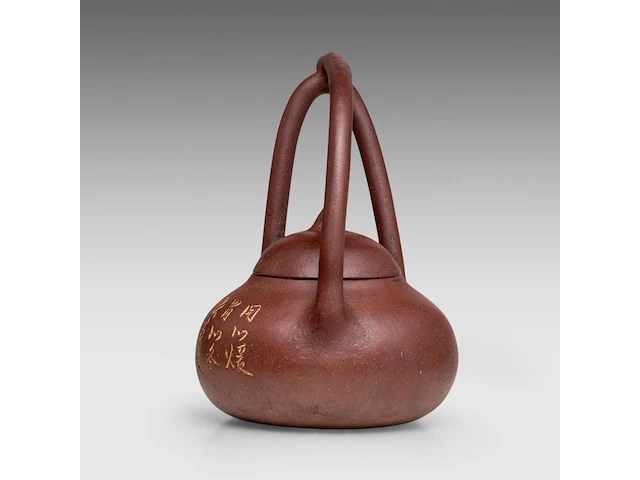 A chinese yixing zisha high handled teapot and cover, incl. inscriptions, marked, total h 16 cm - afbeelding 3 van  10