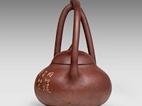 A chinese yixing zisha high handled teapot and cover, incl. inscriptions, marked, total h 16 cm - afbeelding 3 van  10