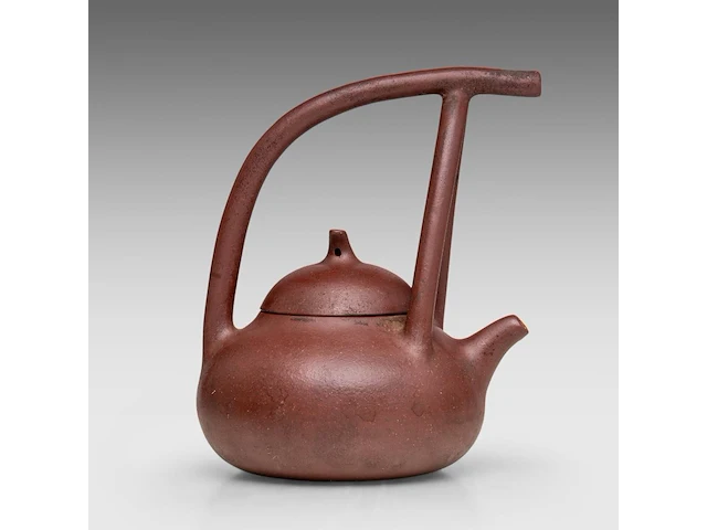 A chinese yixing zisha high handled teapot and cover, incl. inscriptions, marked, total h 16 cm - afbeelding 4 van  10