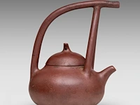 A chinese yixing zisha high handled teapot and cover, incl. inscriptions, marked, total h 16 cm - afbeelding 4 van  10
