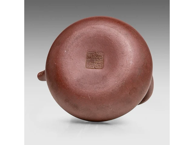 A chinese yixing zisha high handled teapot and cover, incl. inscriptions, marked, total h 16 cm - afbeelding 7 van  10