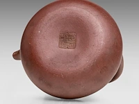 A chinese yixing zisha high handled teapot and cover, incl. inscriptions, marked, total h 16 cm - afbeelding 7 van  10