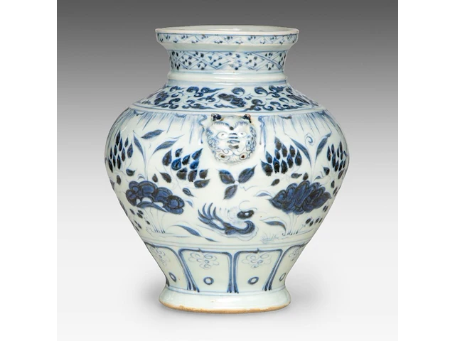 A chinese yuan blue and white 'lotus pond' jar, paired with lion handles, h 26,5 cm - afbeelding 1 van  6
