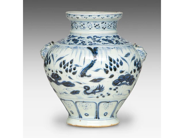 A chinese yuan blue and white 'lotus pond' jar, paired with lion handles, h 26,5 cm - afbeelding 2 van  6
